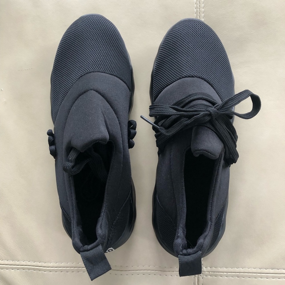 NEVER WORN black house/light tennis shoe